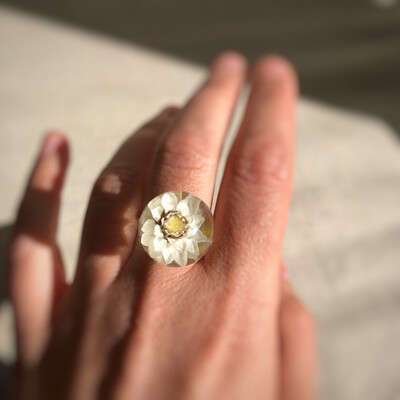 White Sewejaartjie Globe Ring | Size 7