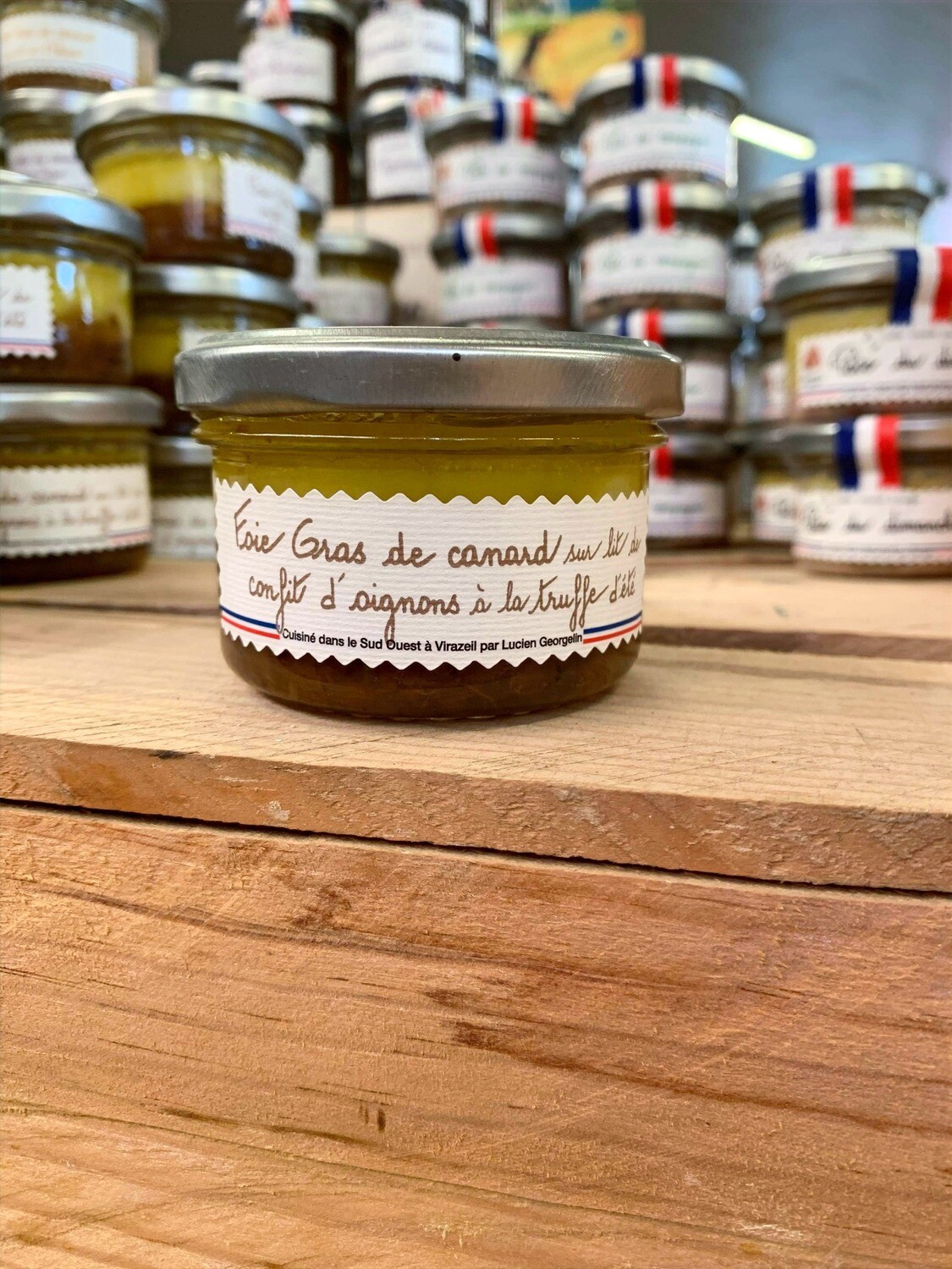 Foie gras de canard sur lit de confit d'oignons à la truffe d'été Foie gras de canard sur lit de confit d'oignons à la truffe d'été