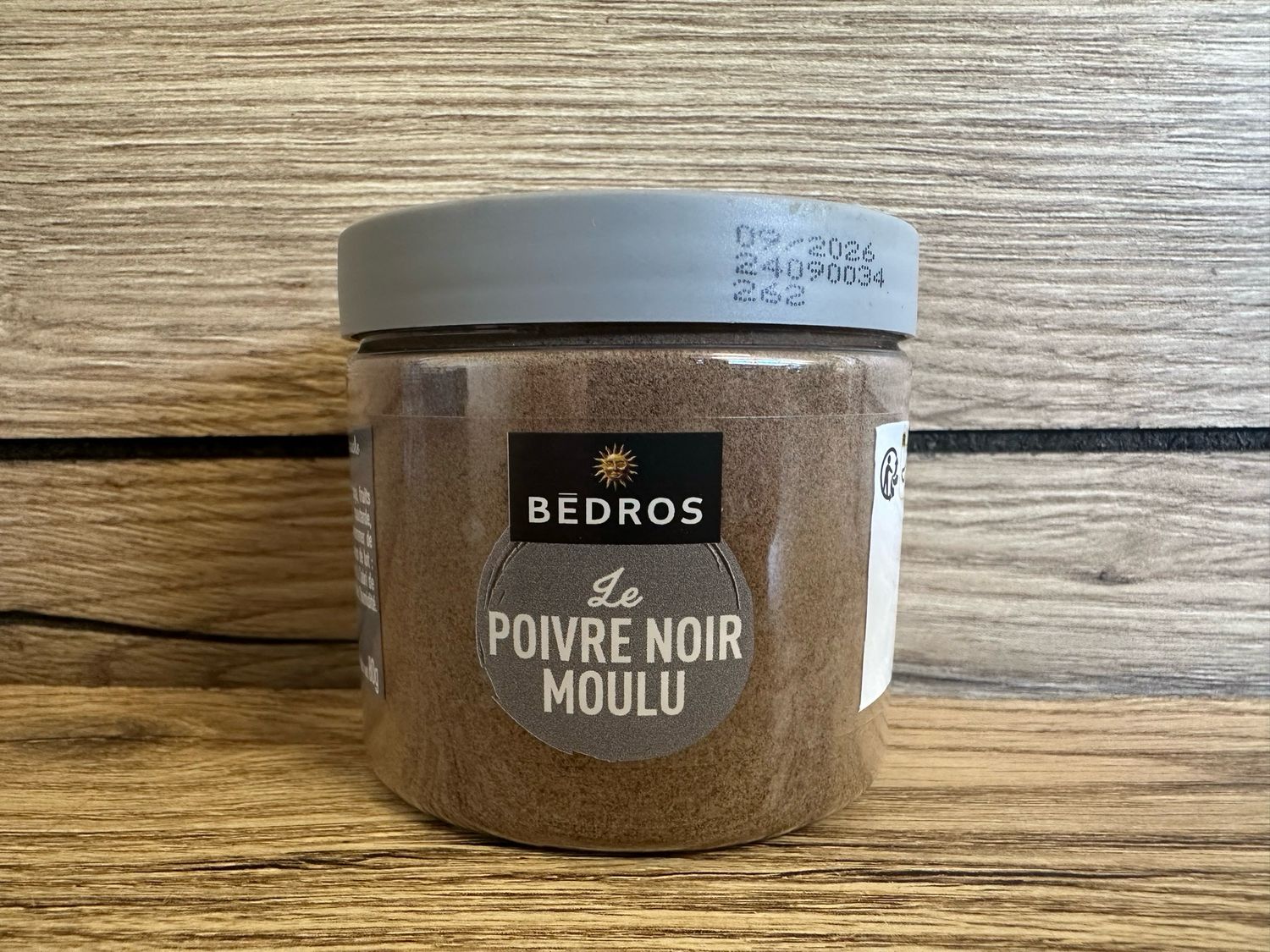 Le poivre noir moulu