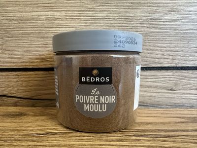 Le poivre noir moulu