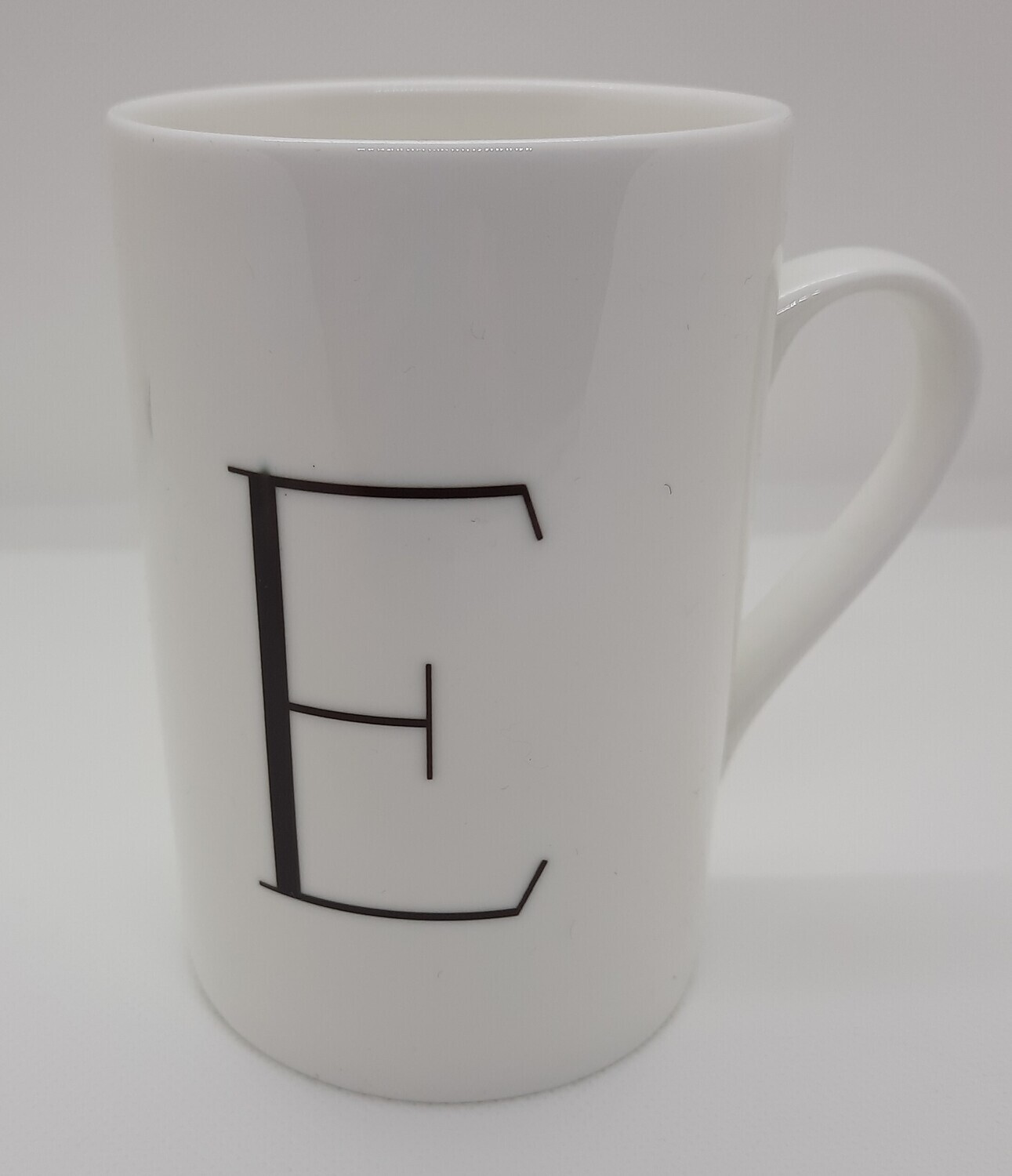 Sehr edle schlanke Porzellantasse mit einem edlen Monogramm bedruckt. Die  Tasse ist sehr leicht und dünn.