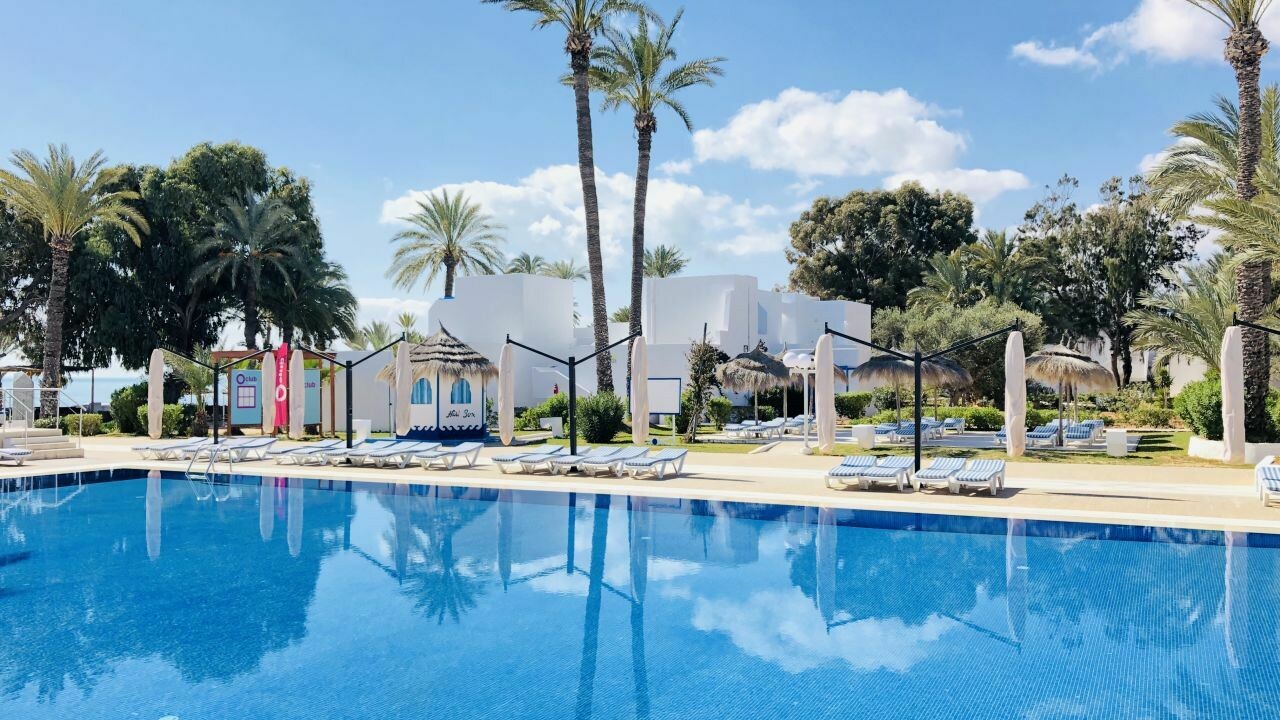 COOEE Hari Club Beach Resort ****