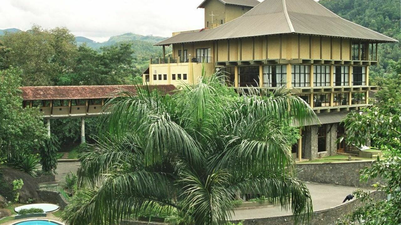Earl&#39;s Regency Hotel *****