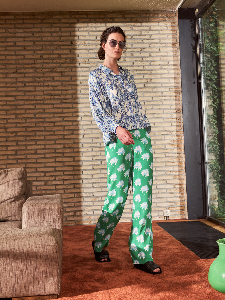 Trousers in green with blue flower print