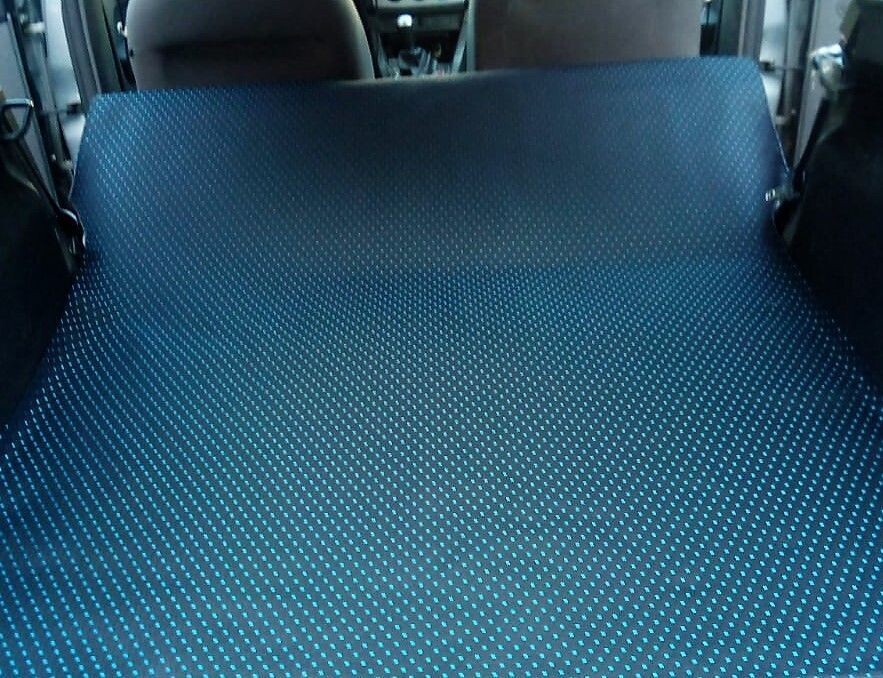 Hochwertige Auto-Kofferraummatte für Kombi schwarz mit blauen Punkten