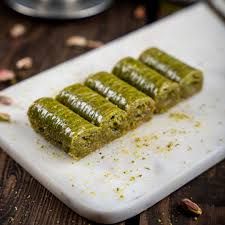 Burma sarigi baklawa with pistachios