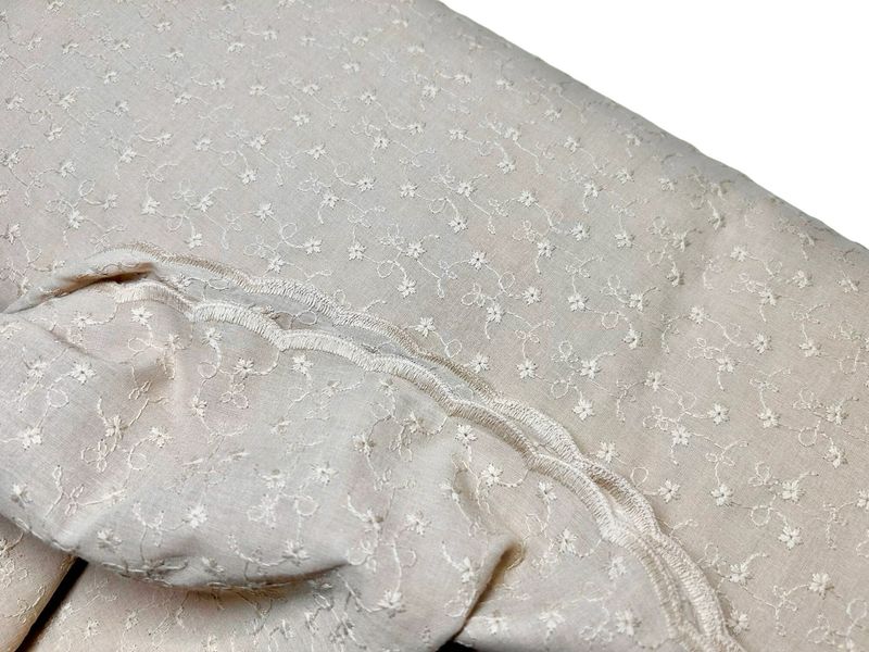 Baumwollstoff mit Stickerei  Beige
