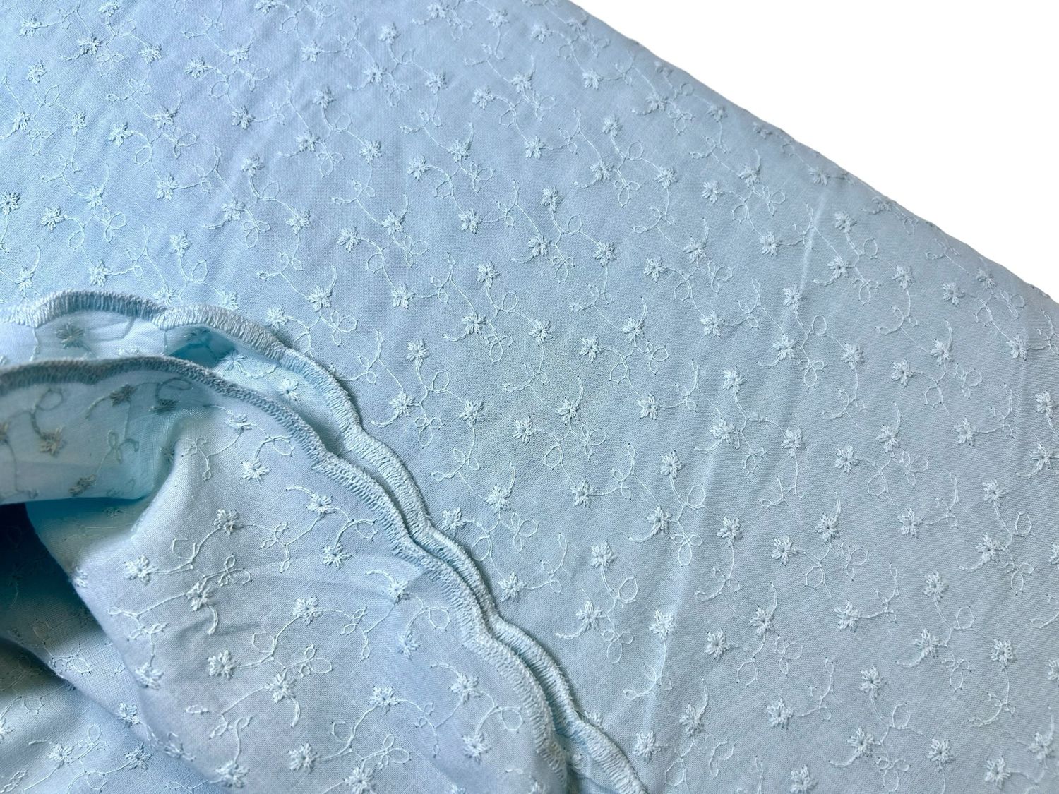 Baumwollstoff mit Stickerei Hellblau