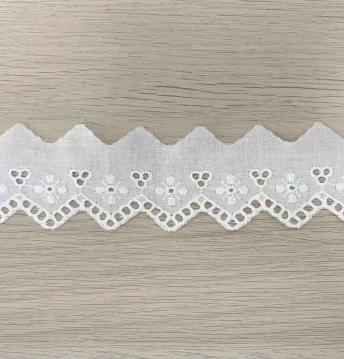 Festonspitze 50mm weiß gezackt mit Lochstickerei Festonspitze 50mm weiß gezackt mit Lochstickerei