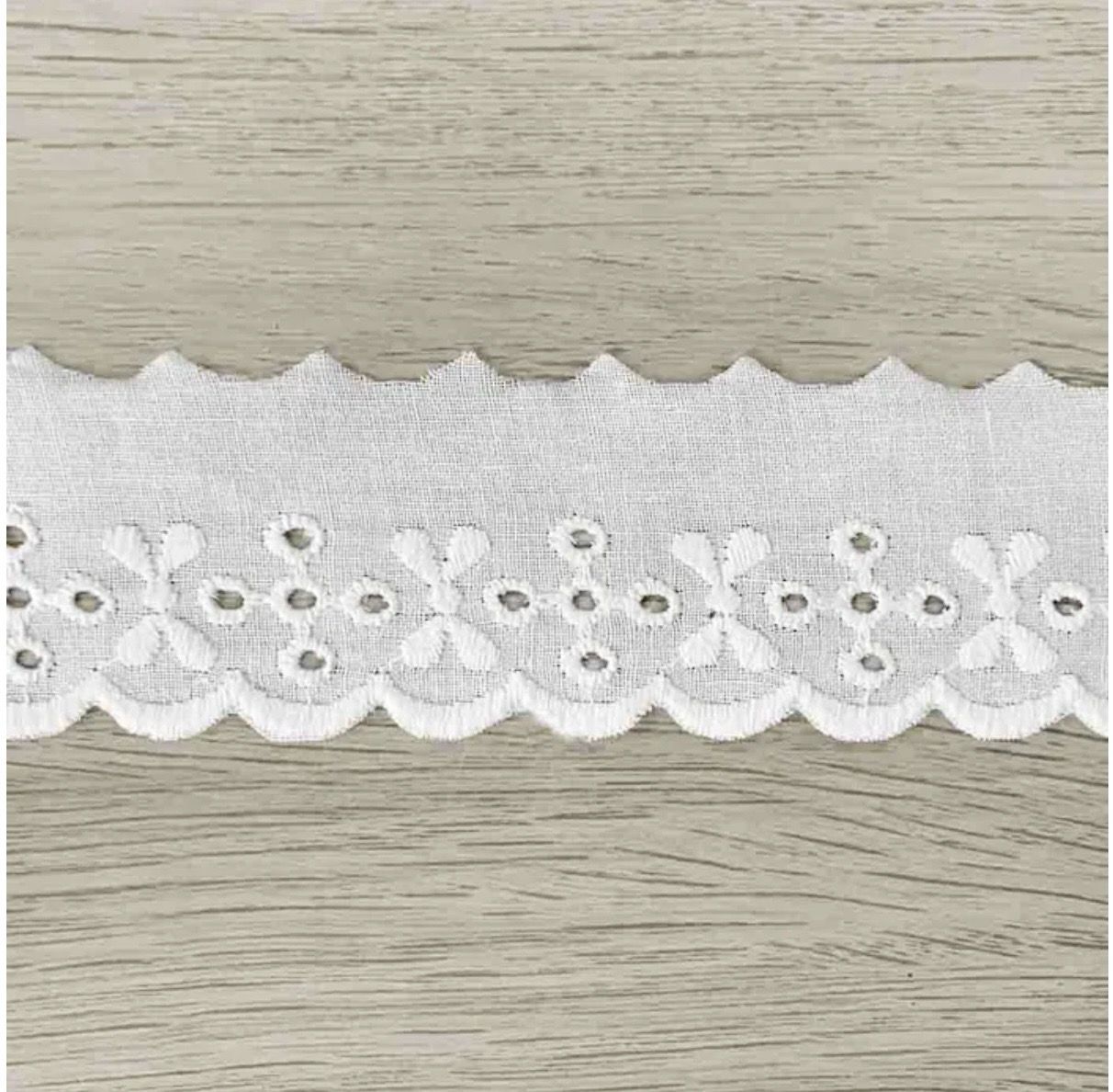 Festonspitze Schleifen 40mm, weiß Festonspitze Schleifen 40mm, weiß