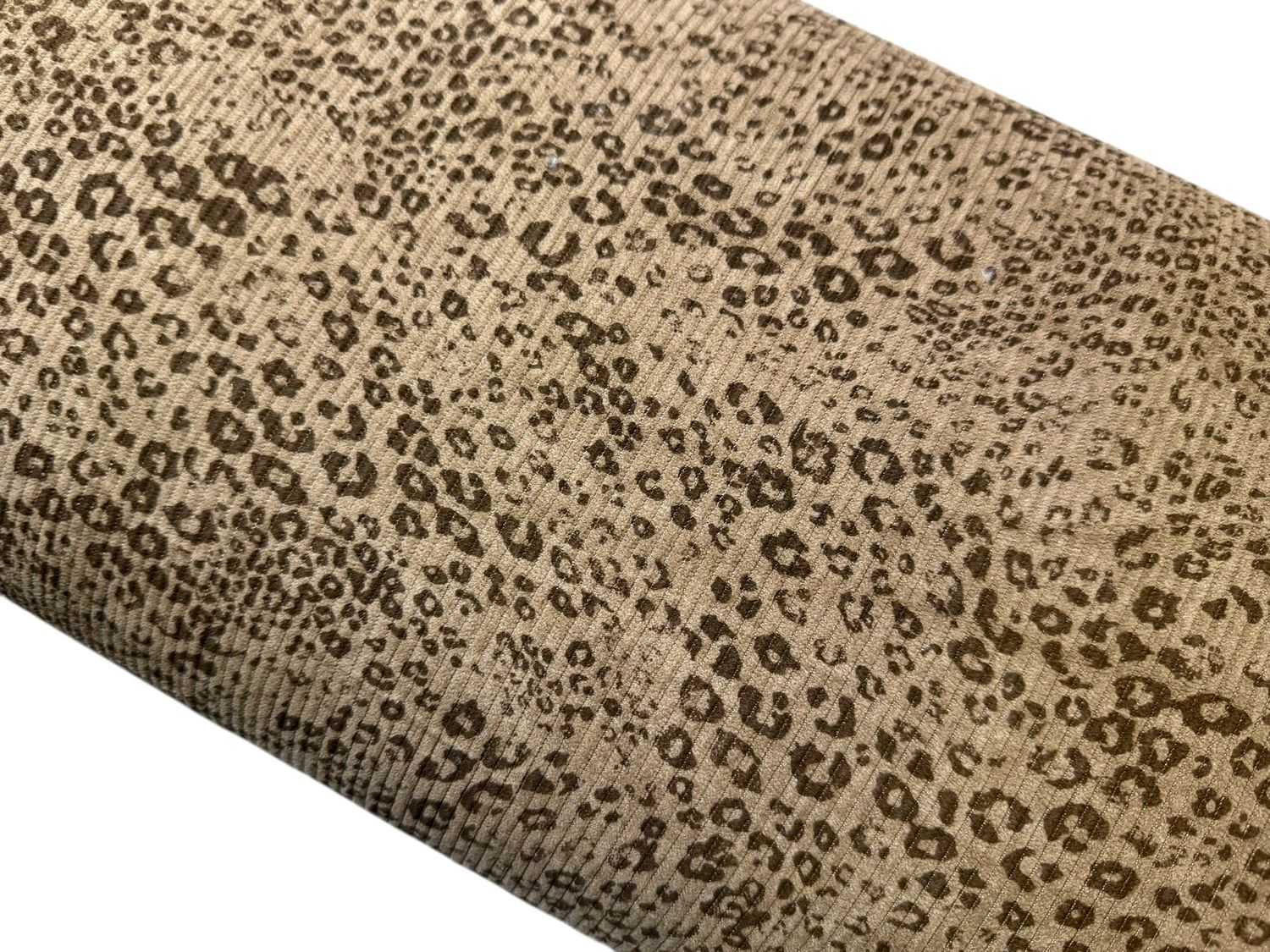 Rib Cord Stretch mit Leo Druck- Dunkel Sand Rib Cord Stretch mit Leo Druck- Dunkel Sand