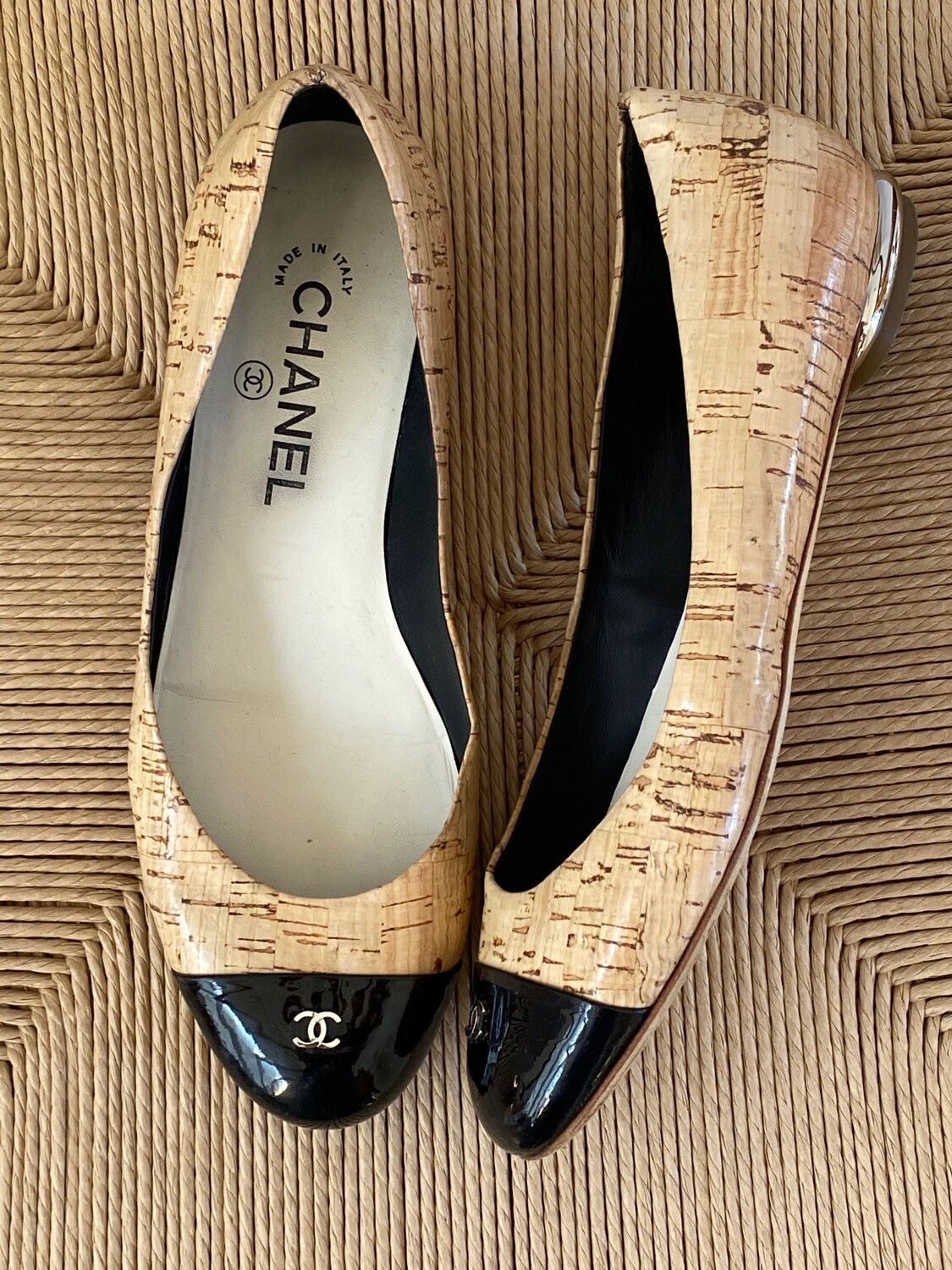 CHANEL CC LOGO CORK AND BLACK PATENT LEATHER BALLET FLATS 37 / 6 - 6.5