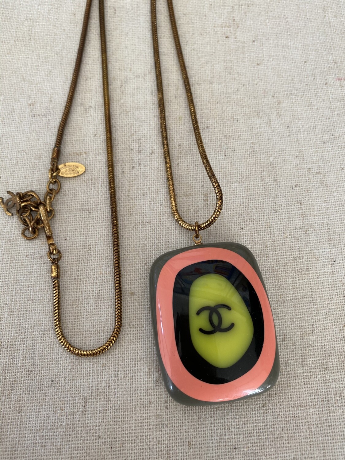 CHANEL CC LOGO LARGE RESIN PENDANT NECKLACE WITH GOLD CHAIN