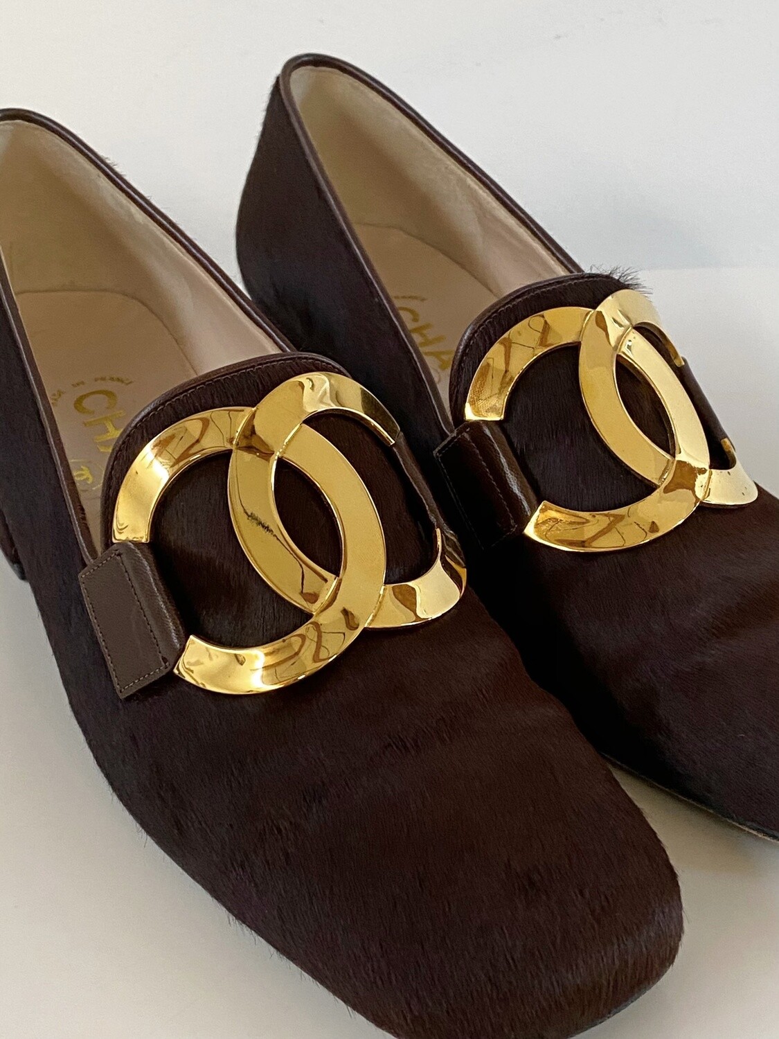CHANEL CC HUGE LOGO BROWN CALF HAIR LOAFER HEELS IT 37.5 US 6.5 7