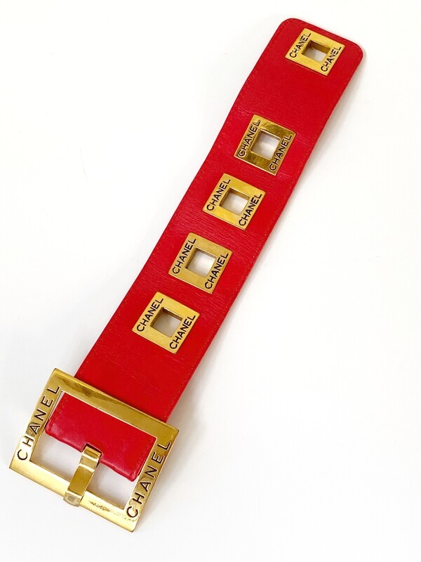 CHANEL 90&#39;S VINTAGE RED LEATHER BUCKLE BRACELET