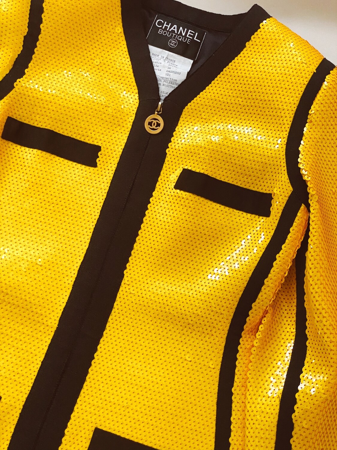 CHANEL CC LOGO YELLOW SEQUIN SCUBA JACKET BLAZER FR 38 / US 4 - ICONIC 1991 CHANEL COLLECTION