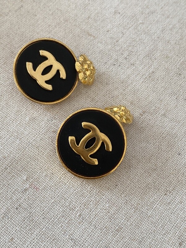 CHANEL CC LOGO VINTAGE BLACK GOLD CUFF LINKS WITH CAMELLIA FLOWER DETAIL VINTAGE