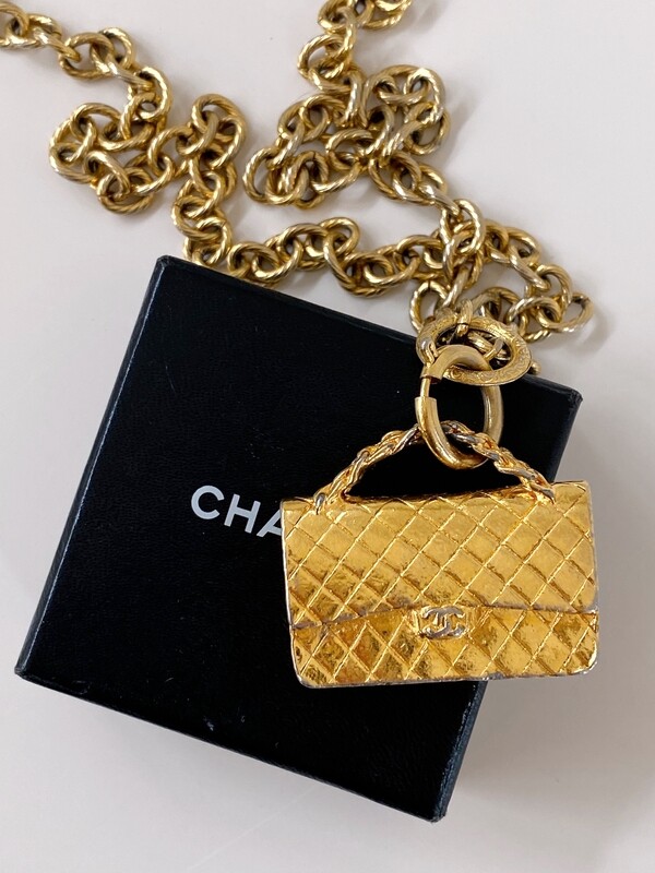 CHANEL VINTAGE LONG HANDBAG PURSE PENDANT LONG GOLD CHAIN NECKLACE