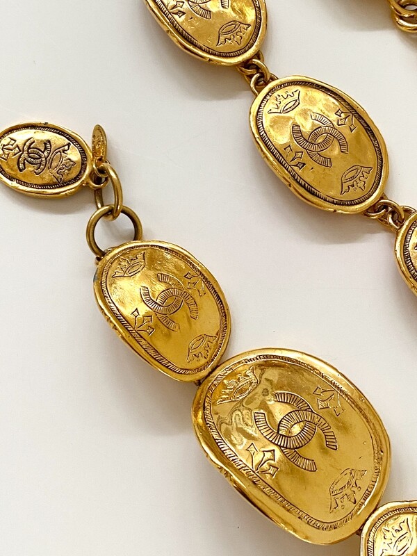 CHANEL VINTAGE GOLD CC CROWN OVAL MEDALLION BRACELET CUFF