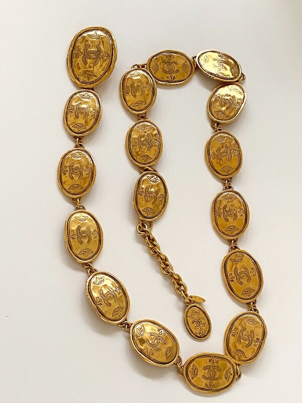 CHANEL VINTAGE CC CROWN OVAL MEDALLION GOLD CHAIN LINK BELT