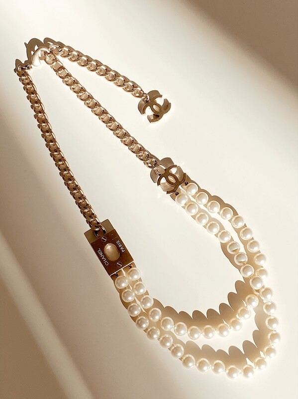 CHANEL CC LOGO PEARL ICON NECKLACE