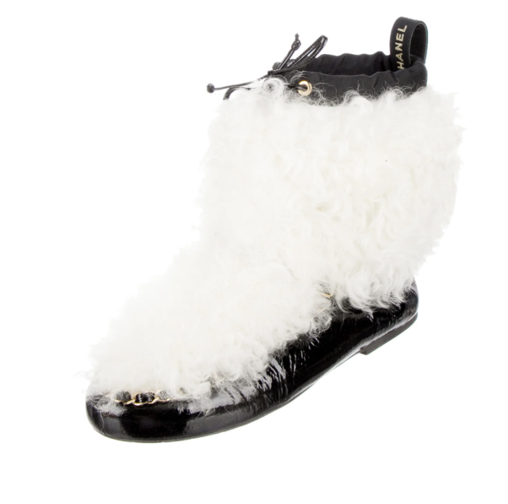 CHANEL SHEARLING WEBBING LOGO PATENT LEATHER AND CHAIN WINTER BOOTS IT 38.5