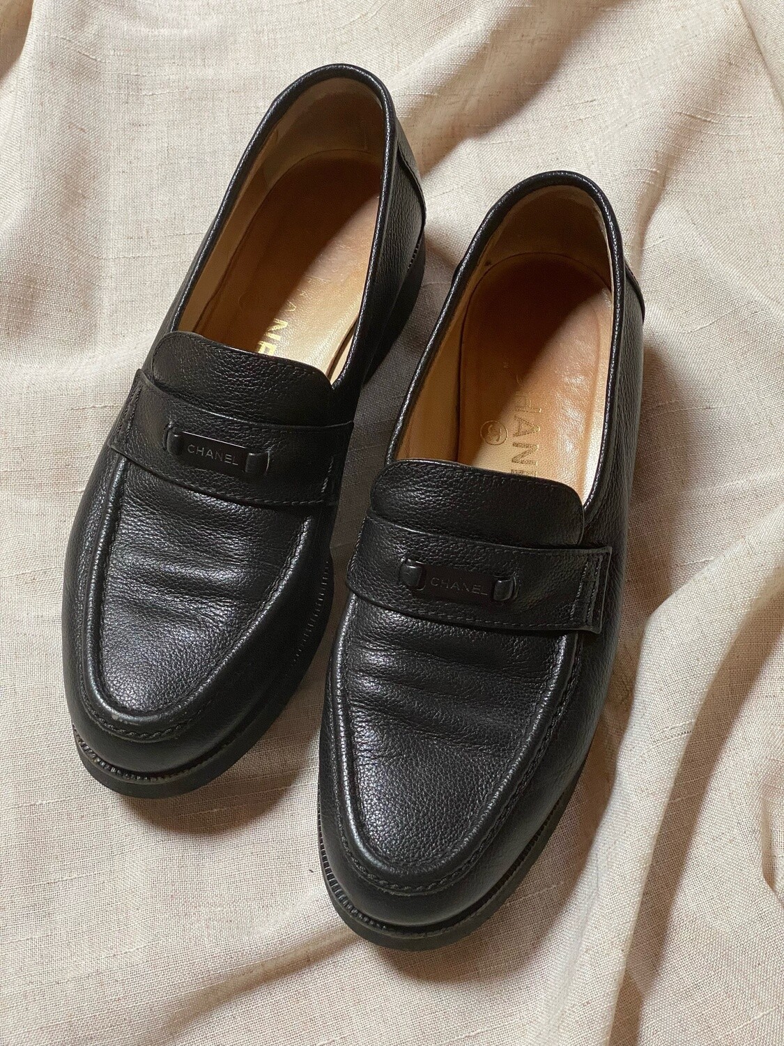 VINTAGE CHANEL BLACK LEATHER LOAFERS WITH LOGO ID PLATE IT 37