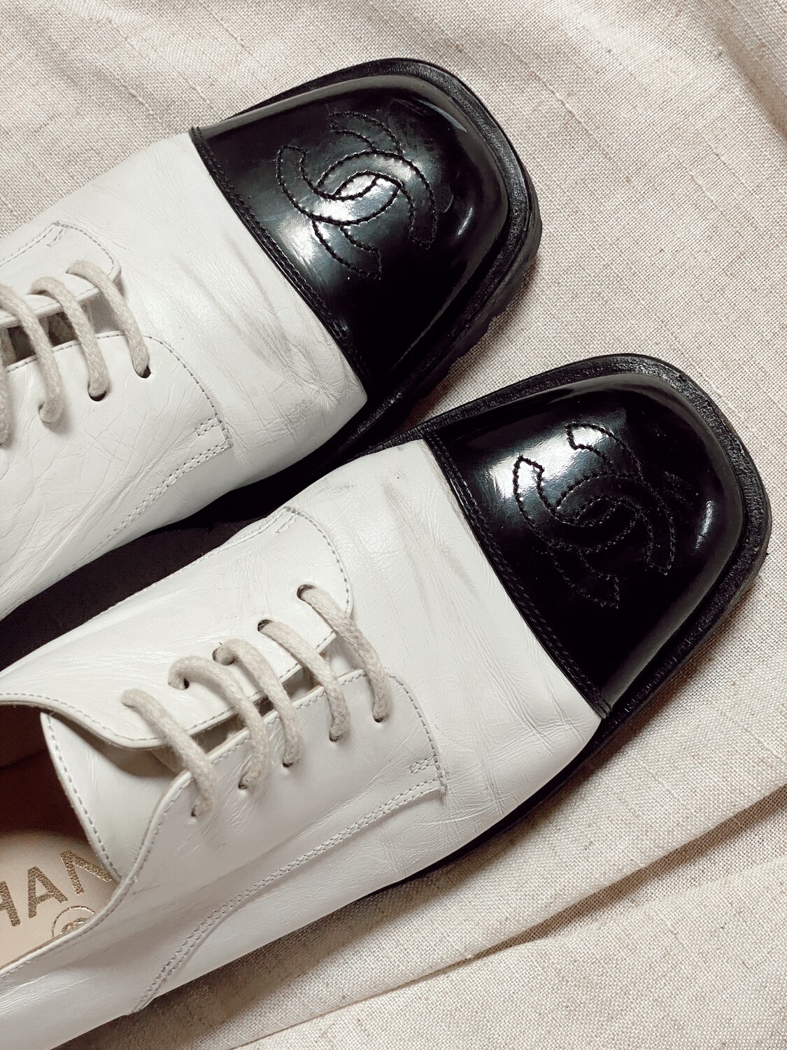 CHANEL VINTAGE WHITE LEATHER LOAFERS WITH CC BLACK PATENT CAP TOES IT 38.5