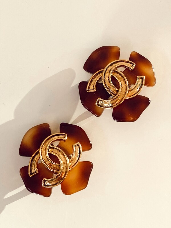 CHANEL VINTAGE CC RESIN TORTOISE GOLD CLIP ON EARRINGS 94P