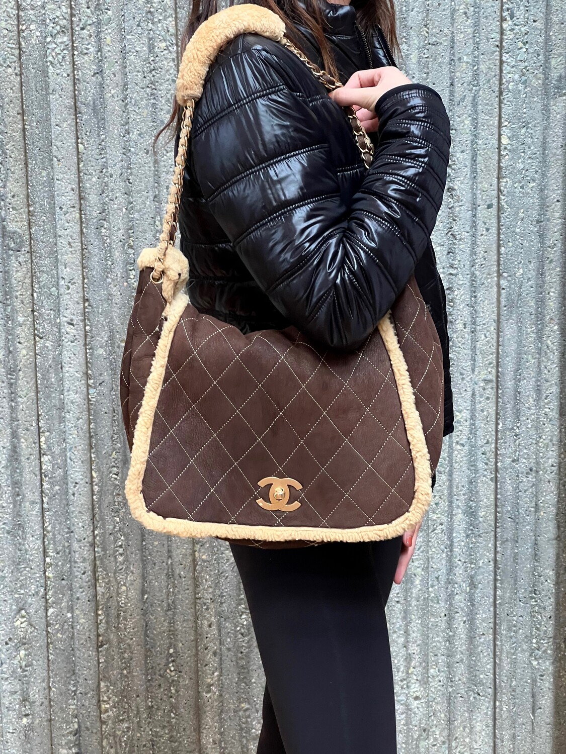 slack Historiker Lager CHANEL VINTAGE BROWN QUILTED SUEDE LEATHER AND SHEARLING XL FLAP SHOULDER  BAG