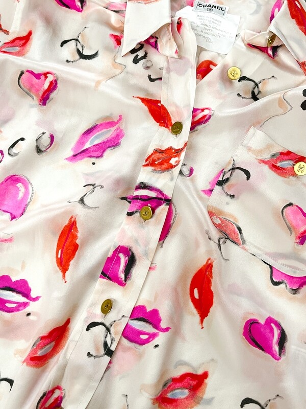 CHANEL VINTAGE 1995 SILK CC LIPS PRINT BUTTON DOWN BLOUSE TOP FR 36