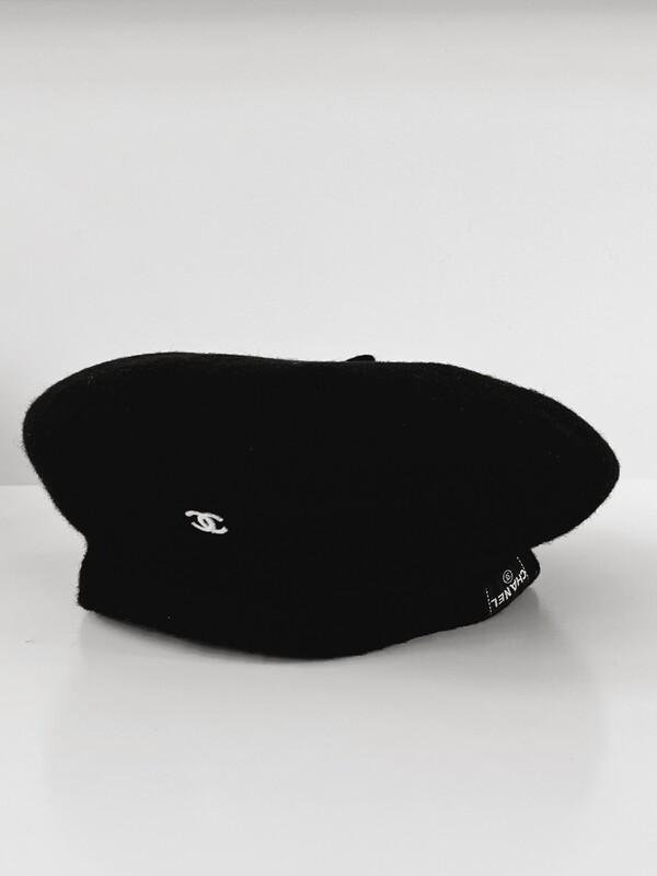 CHANEL VINTAGE 1998 BERET WITH CC LOGO AND CHANEL LABEL