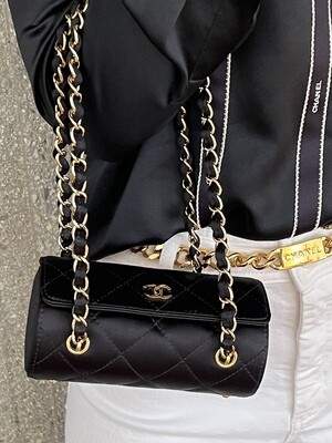 CHANEL CC VINTAGE METAL CHAIN HANDLE WHITE QUIL