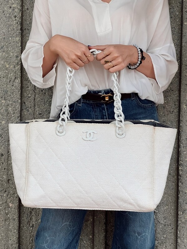 CHANEL STRAW WOVEN CC LARGE CARRY ALL BEACH TOTE WITH RESIN CHAIN HANDLES AND CC LINING