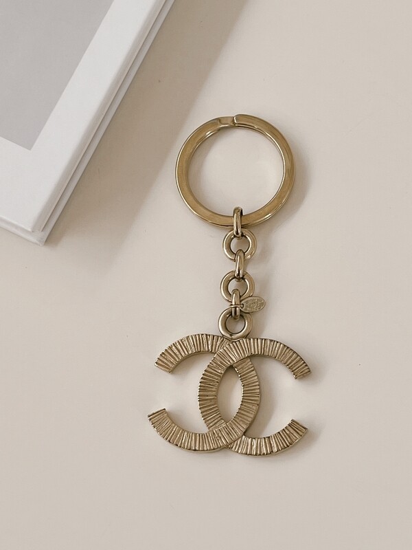 ​CHANEL VINTAGE CC LOGO GOLD CHAIN BAG CHARM / KEYCHAIN