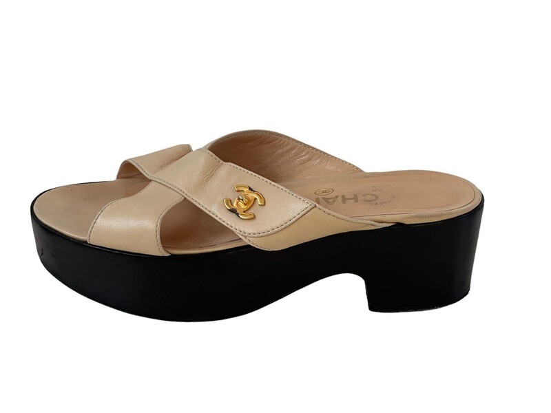 CHANEL VINTAGE CC TURNLOCK BEIGE LEATHER PLATFORM SLIDES HEELS IT 37.5