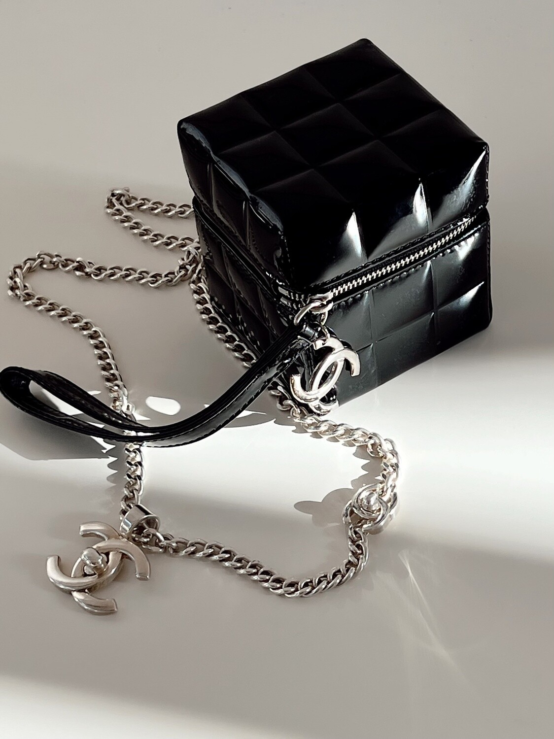 CHANEL VINTAGE BLACK PATENT LEATHER CUBE WRISTLET