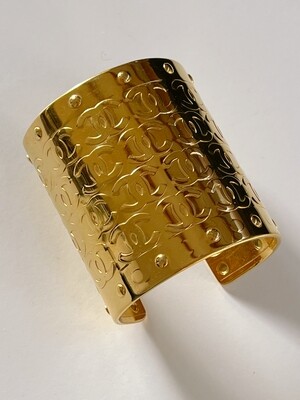 CHANEL VINTAGE 1996 CC LOGO GOLD PLATED CUFF 96A COLLECTION