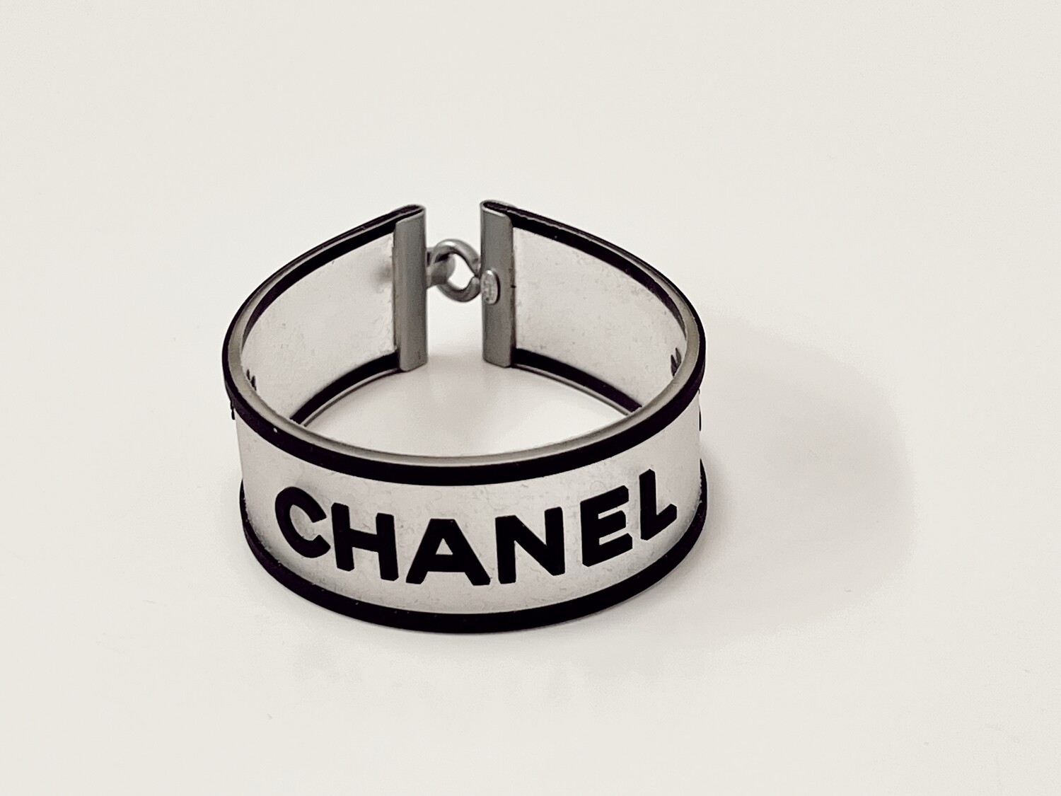 CHANEL VINTAGE LETTER LOGO CLOVER BLACK / CLEAR RUBBER JELLY BRACELET