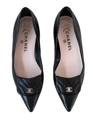 CHANEL BLACK QUILTED LEATHER CC TURNLOCK POINTED TOE FLATS IT 38