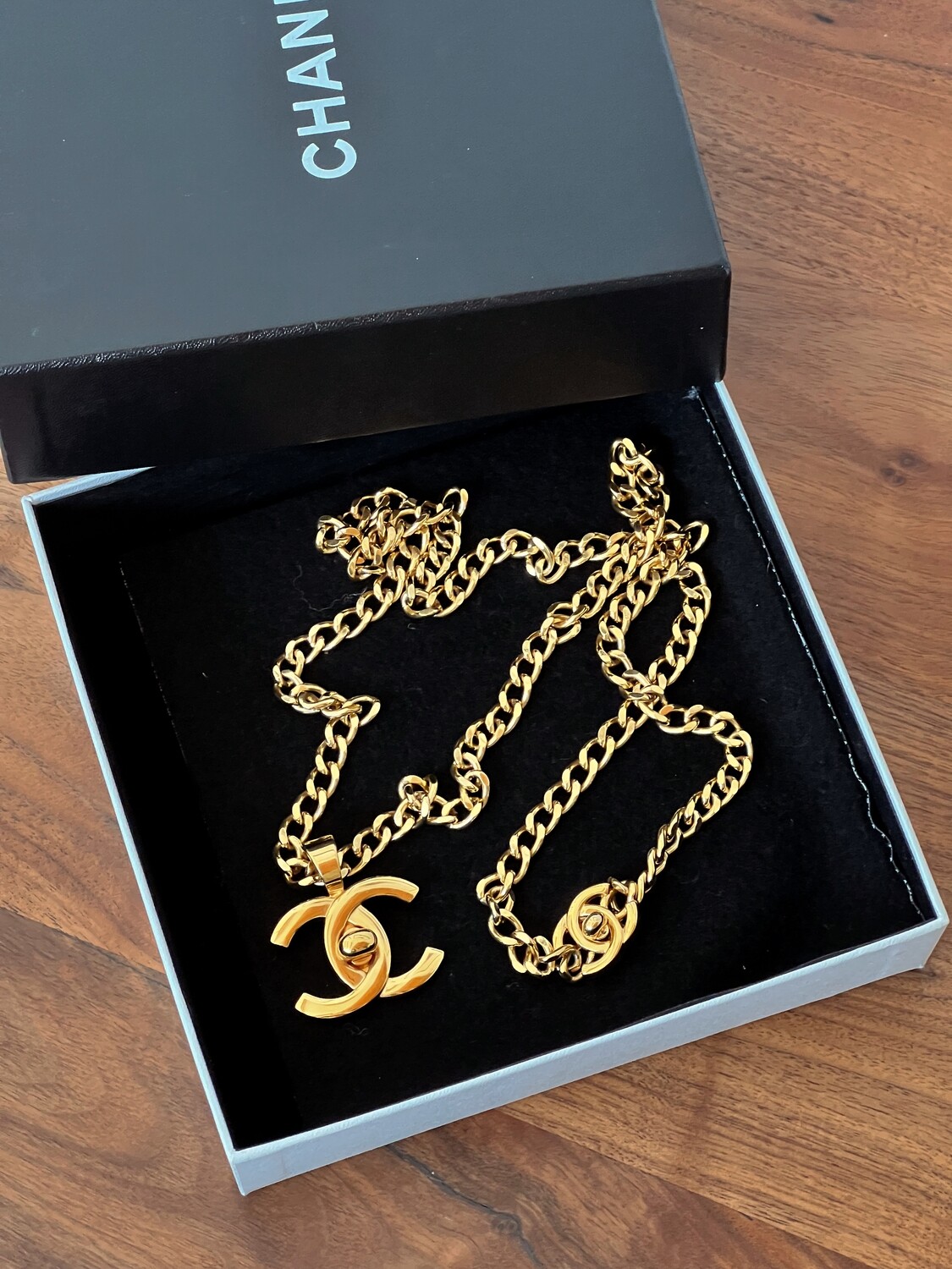 CHANEL VINTAGE 95P GOLD PLATED DOUBLE CC TURN-LOCK NECKLACE