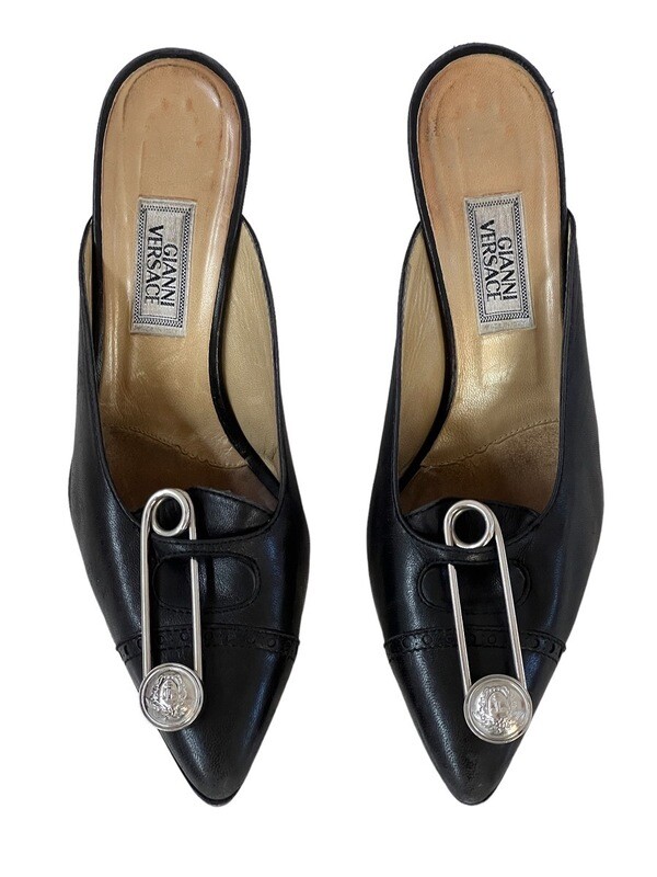 VINTAGE GIANNI VERSACE MEDUSA SAFETY PIN BLACK LEATHER MULES HEELS IT 38 / US 7.5 - 8