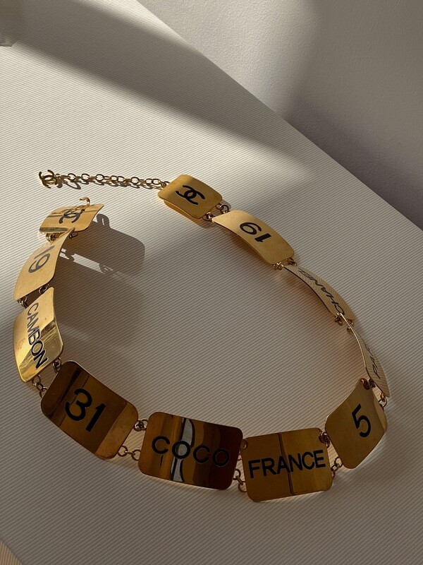 RARE VINTAGE CHANEL PARIS CC GOLD METAL PLATE LINK BELT