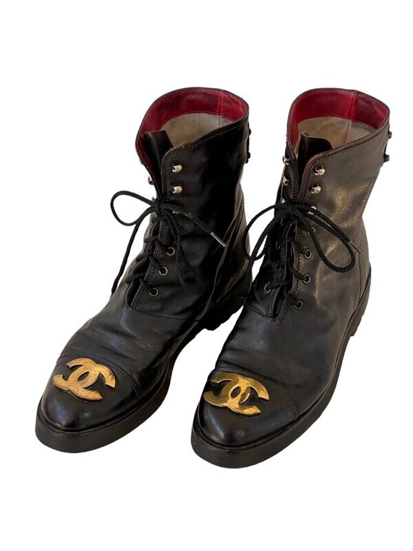 CHANEL VINTAGE 90&#39;S BLACK LEATHER CC LACE UP COMBAT BOOTS WITH LETTER LOGO PLATES IT 38.5 / US 7.5