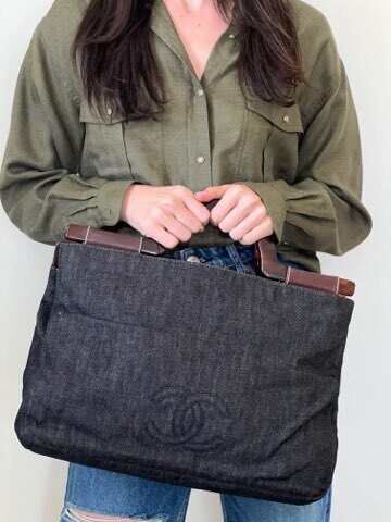 CHANEL DENIM CC LARGE TOTE WITH TORTOISE RESIN HANDLE DETAIL