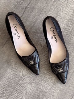 CHANEL CC TURN-LOCK QUILTED LEATHER PUMPS HEELS IT 38.5