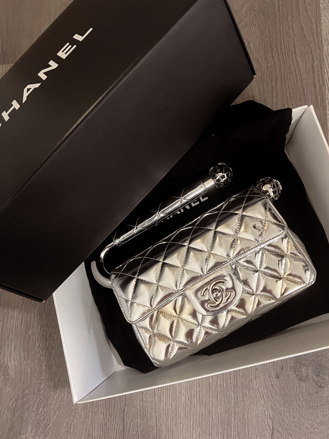 CHANEL AROUND THE WORLD SILVER LEATHER CLUTCH EVENING BAG