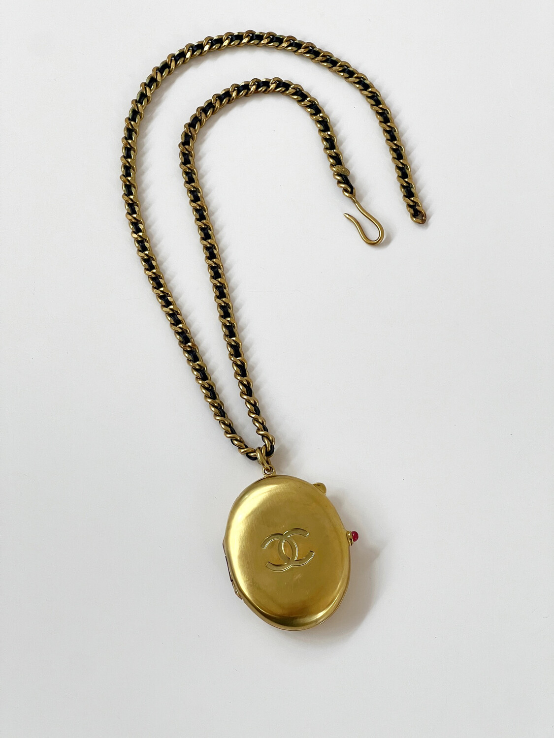 VINTAGE CHANEL CC EXTRA LARGE GOLD LOCKET PENDANT NECKLACE