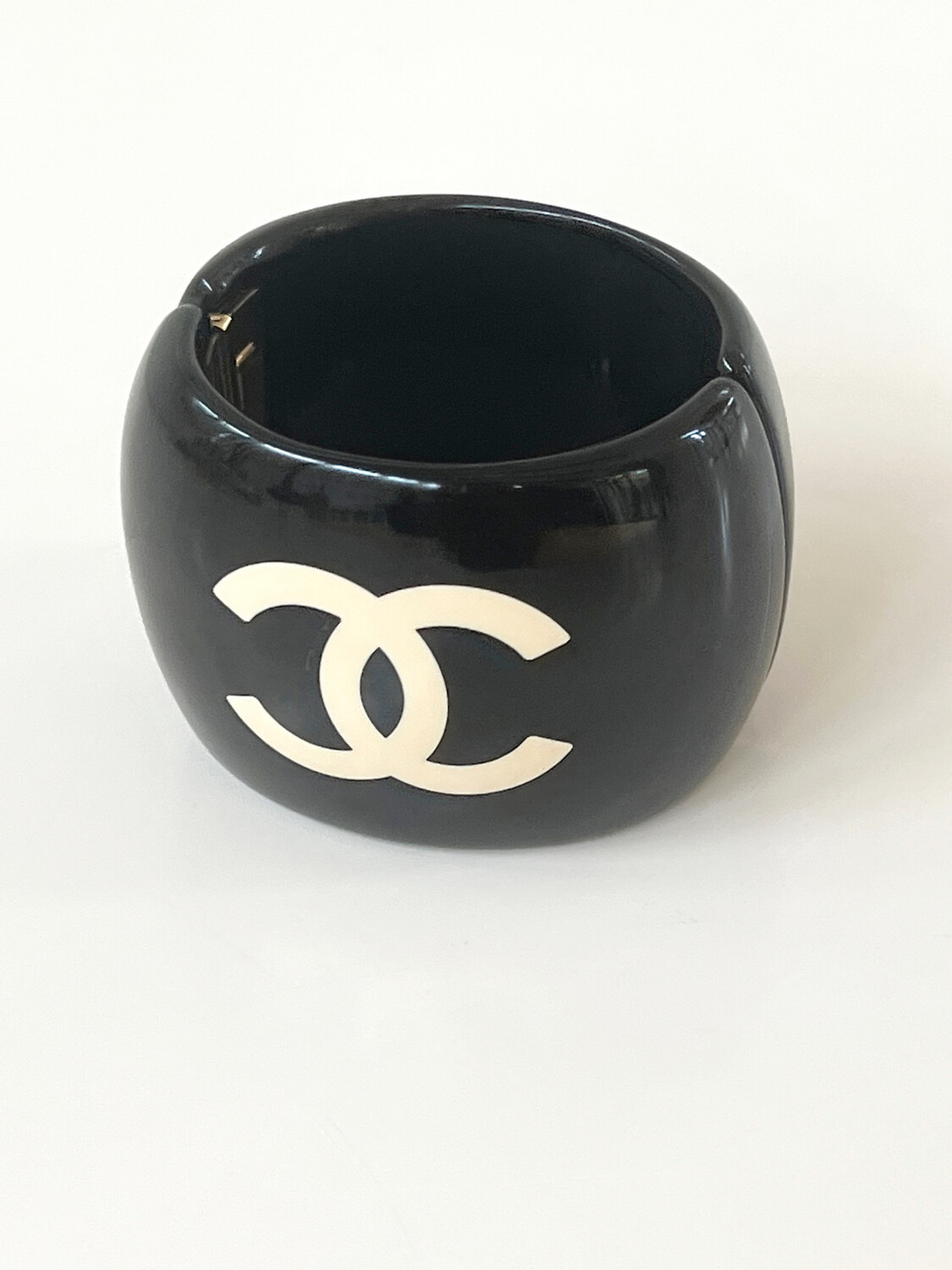 VINTAGE CHANEL CC CAMELLIA BLACK WHITE RESIN BANGLE CUFF BRACELET