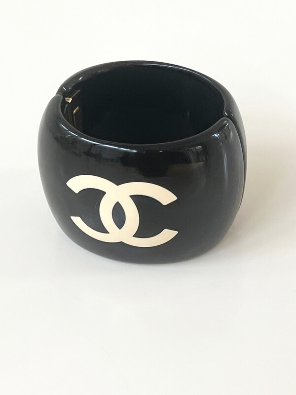 VINTAGE CHANEL CC CAMELLIA BLACK WHITE RESIN BANGLE CUFF BRACELET